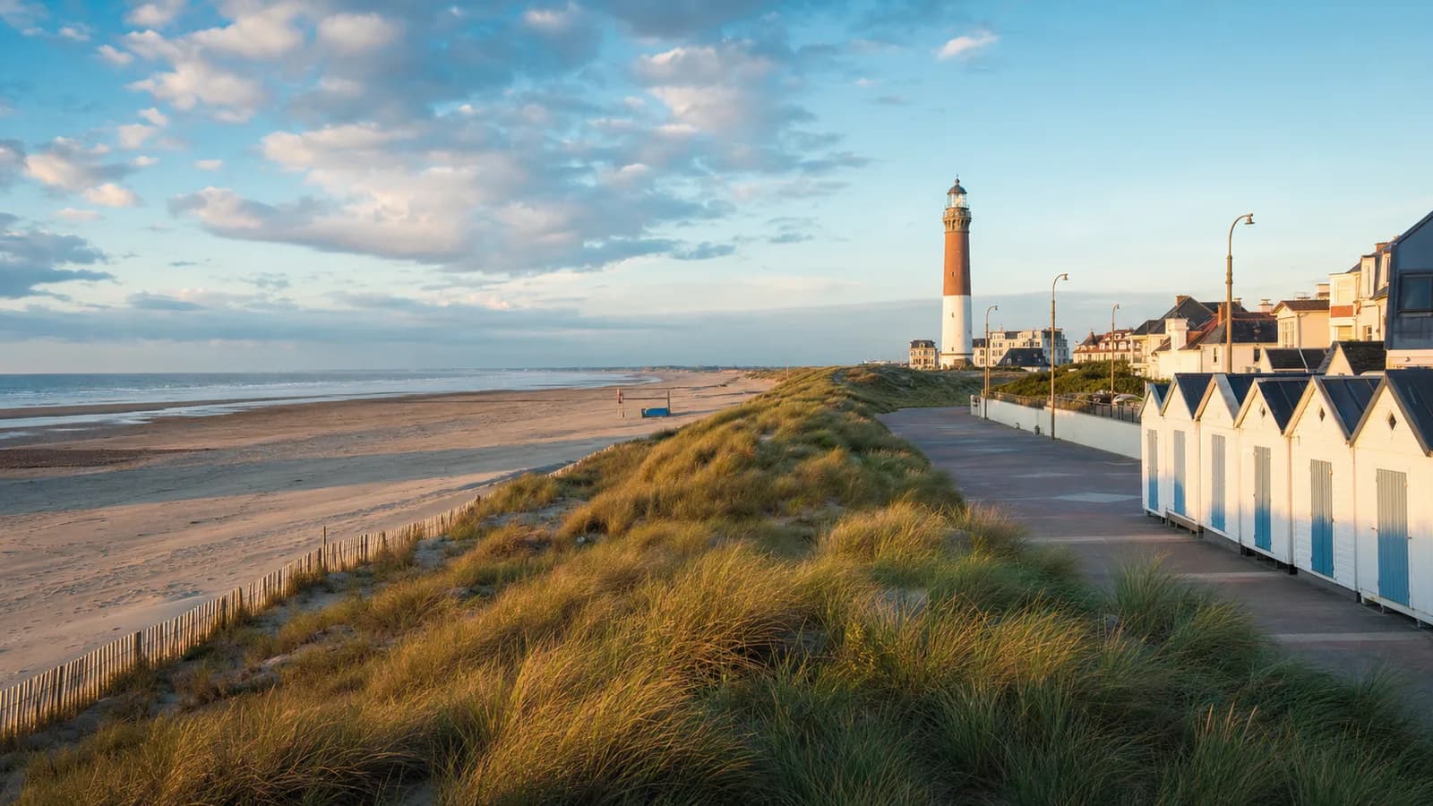 Le phare de la Canche, les dunes et la plage du Touquet-Paris-Plage