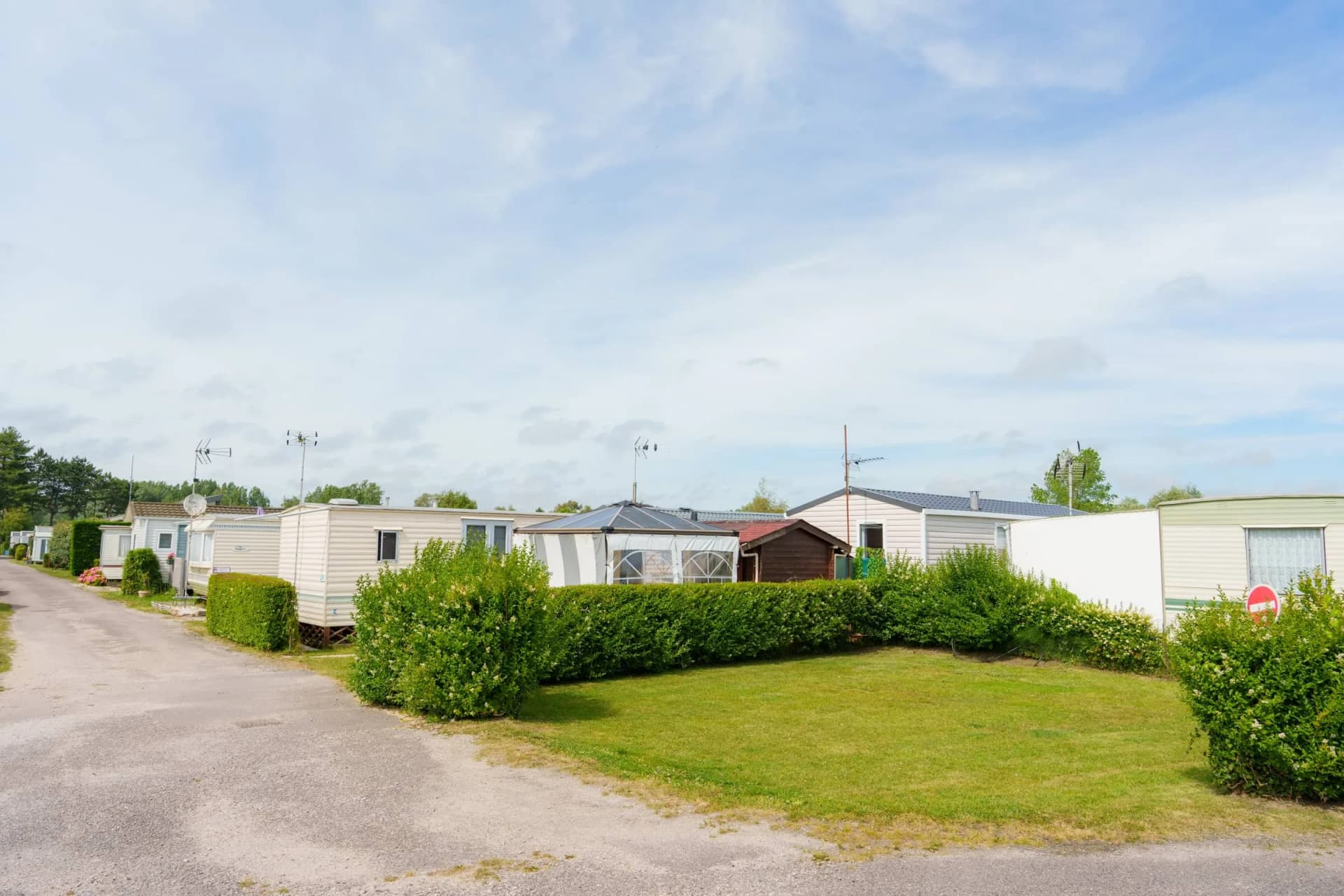Mobil-home et ciel lumineux au Camping Pomme de Pin