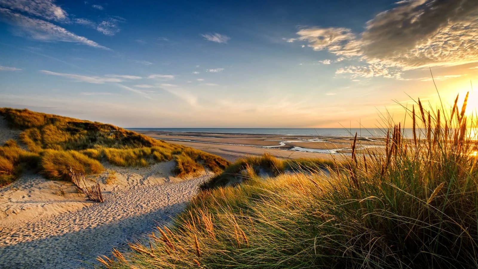 Les dunes et la plage de la Côte d'Opale au soleil couchant, à 2,5 km du camping