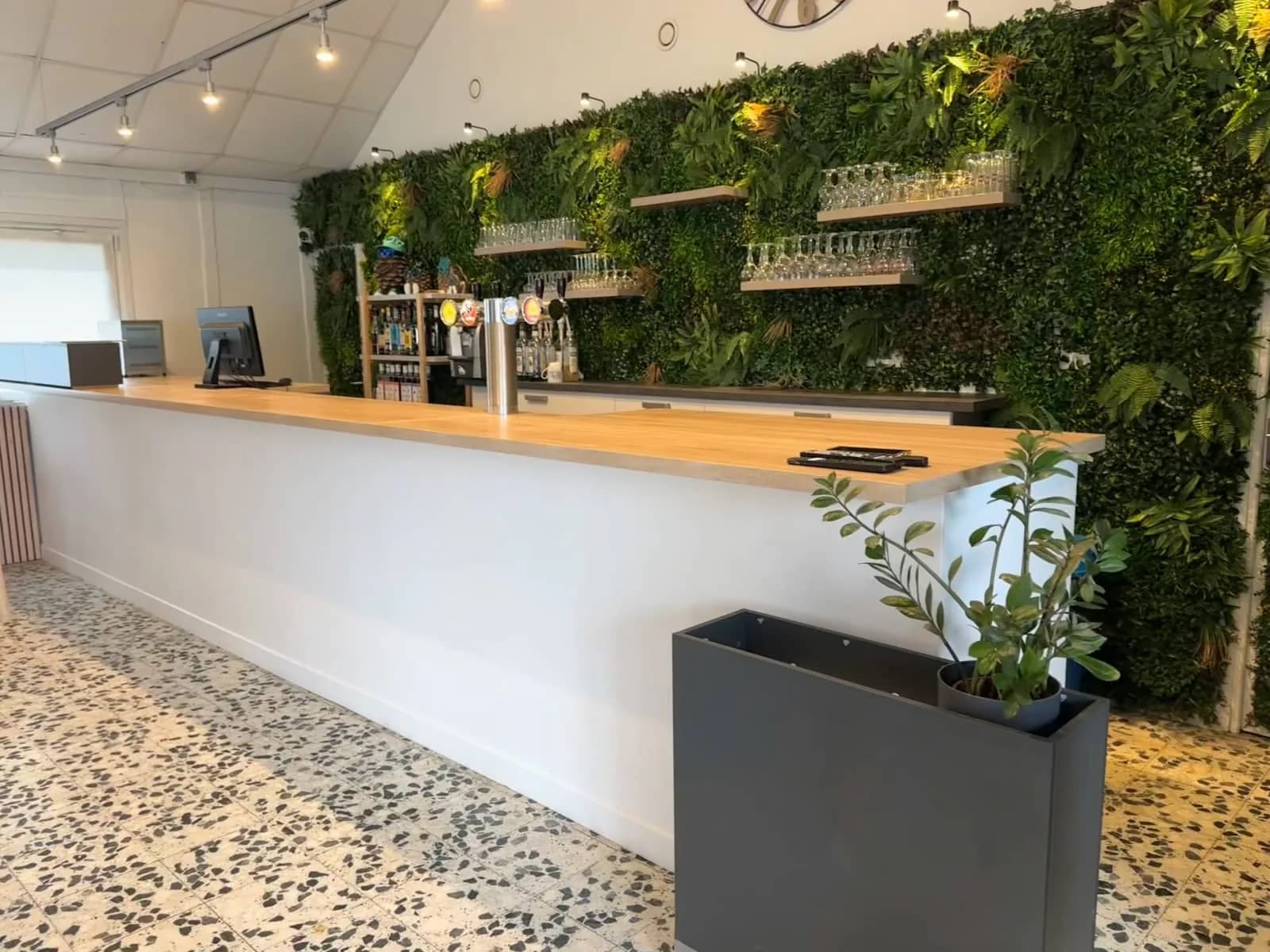 Le bar du camping et sa terrasse conviviale