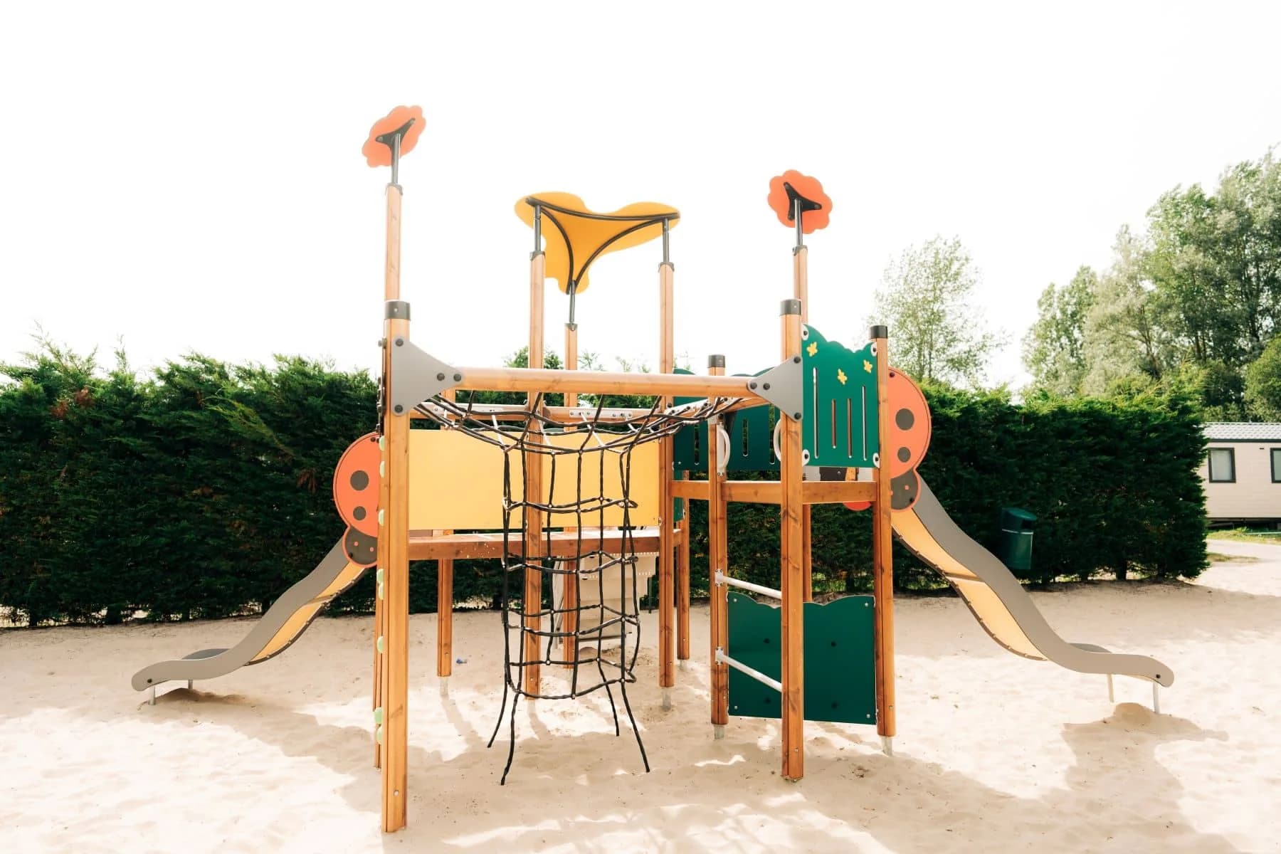 Espace de jeux près du bar du camping