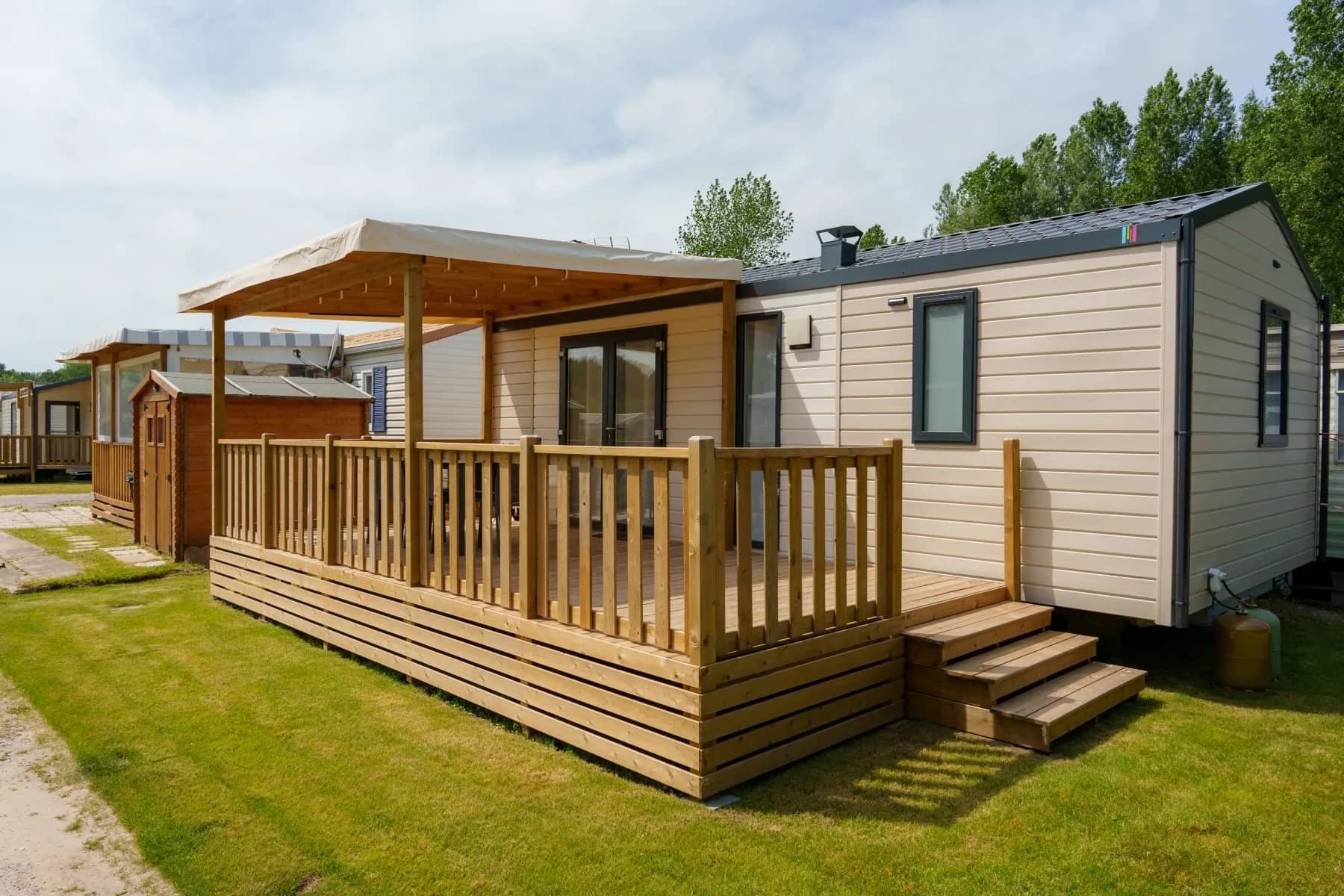 Terrasse de mobil-home bordée de fleurs