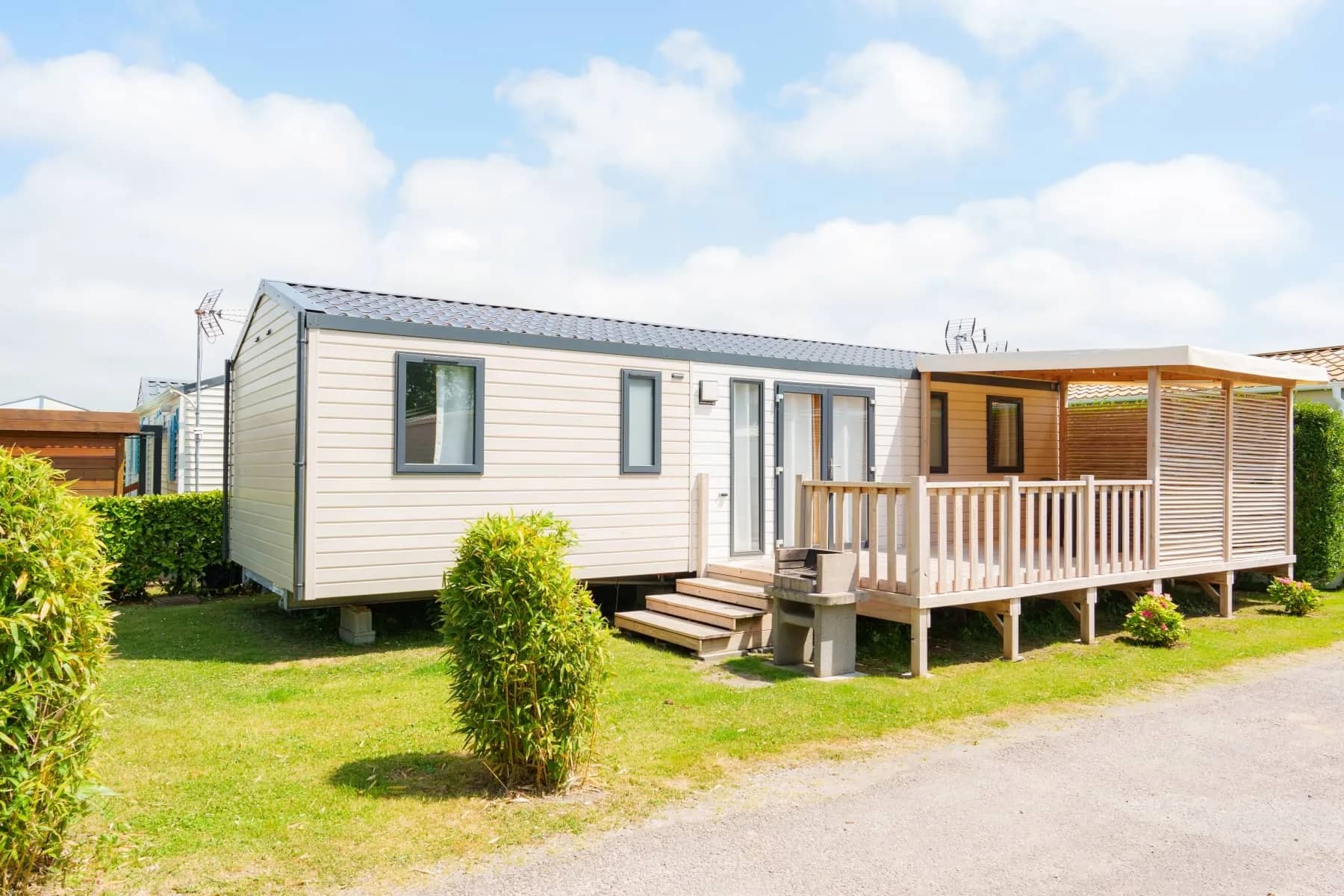 Mobil-home résidentiel sur une parcelle fleurie du camping